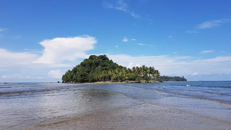 Pantai Air Manis: Menikmati Keindahan Pasir yang Sarat dengan Legenda di Kota Padang